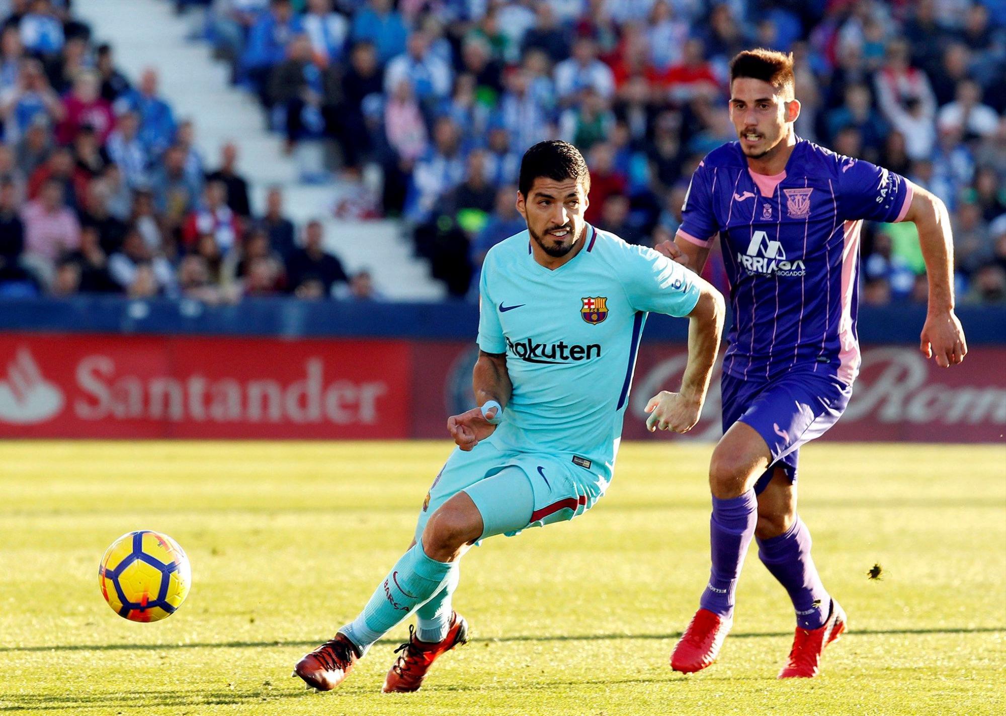 El delantero uruguayo del Barcelona Luis Suárez (i) disputa un balón con el centrocampista brasileño Gabriel Pires (d) durante el partido correspondiente a la duodécima jornada de LaLiga Santander disputado hoy en el estadio de Butarque. 
