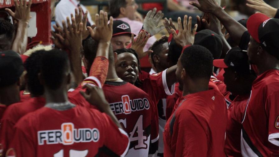 Leones vencen a Gigantes; empatan en el cuarto lugar Leones vencen a Gigantes; empatan en el cuarto lugar