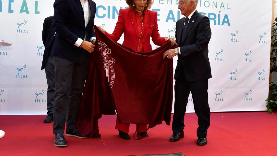 Sofía Loren brilla en Almería al descubrir su estrella en Paseo de la Fama