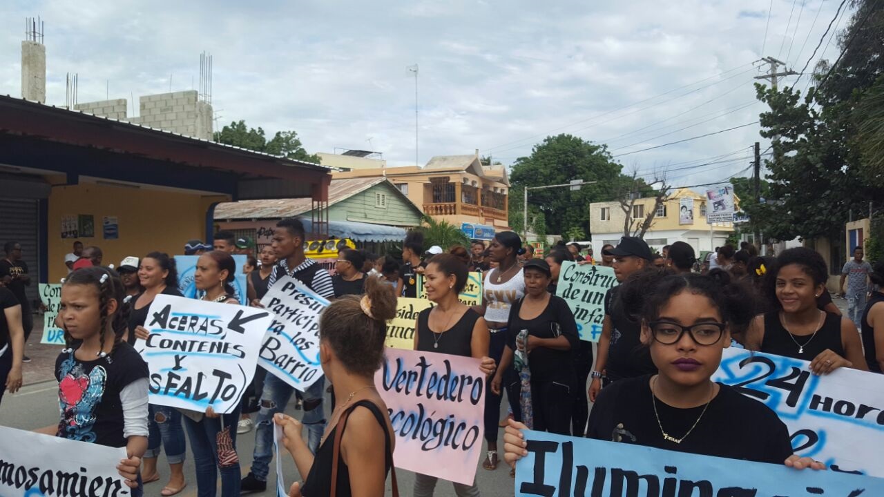 Adultos y niños protestaron por las calles en demandas de obras y otras reivindicaciones para Tamayo.
