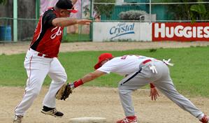 Emce con los Mellos y Villa Juana A y B, en semifinal de sóftbol DN