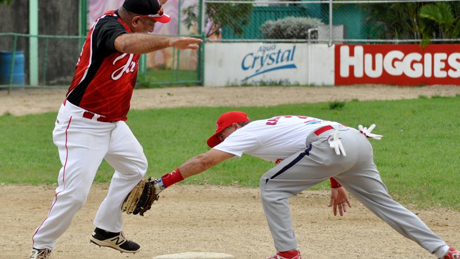 Emce con los Mellos y Villa Juana A y B, en semifinal de sóftbol DN Emce con los Mellos y Villa Juana A y B, en semifinal de sóftbol DN