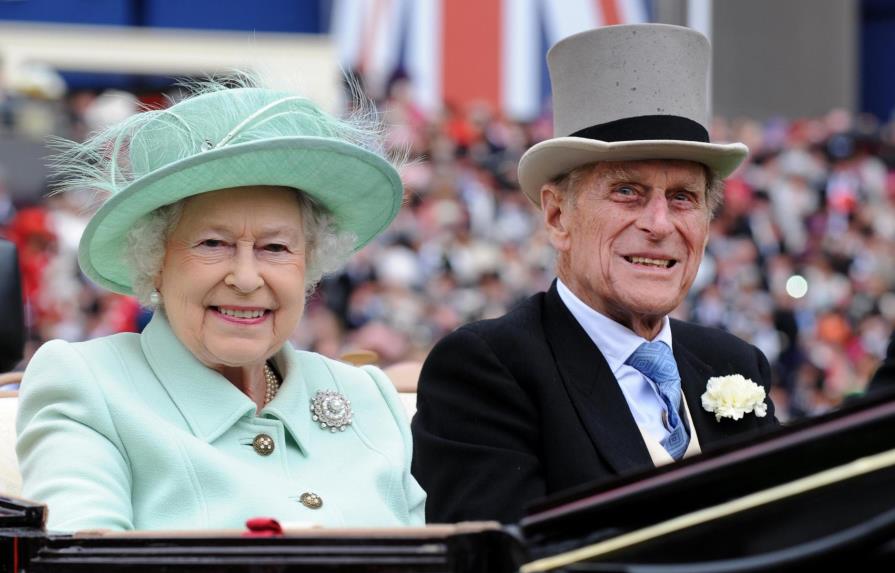  Isabel II y el duque de Edimburgo celebran las bodas de platino 