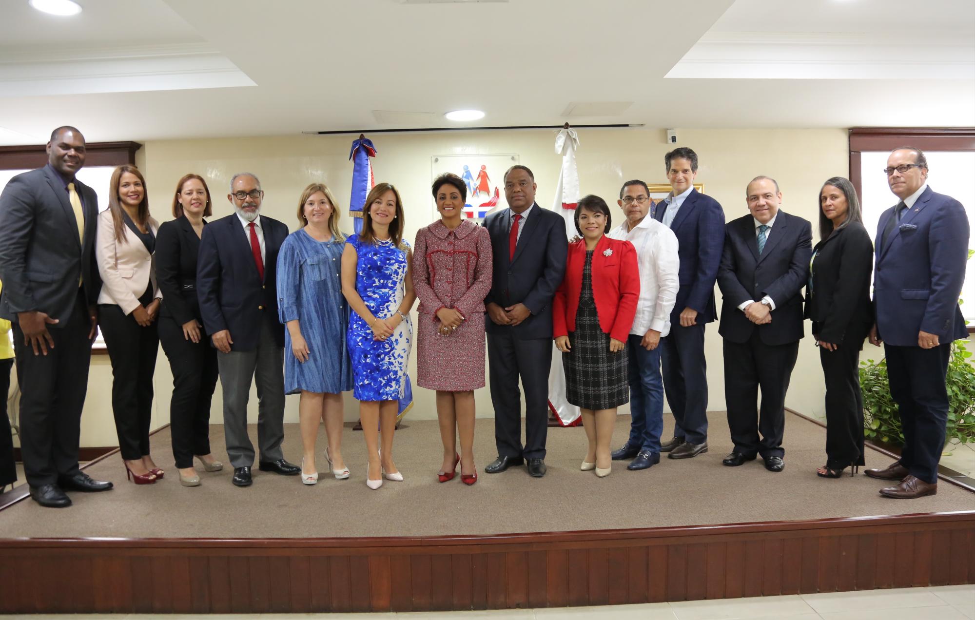 Cándida Montilla de Medina encabezó la suscripción del acuerdo.