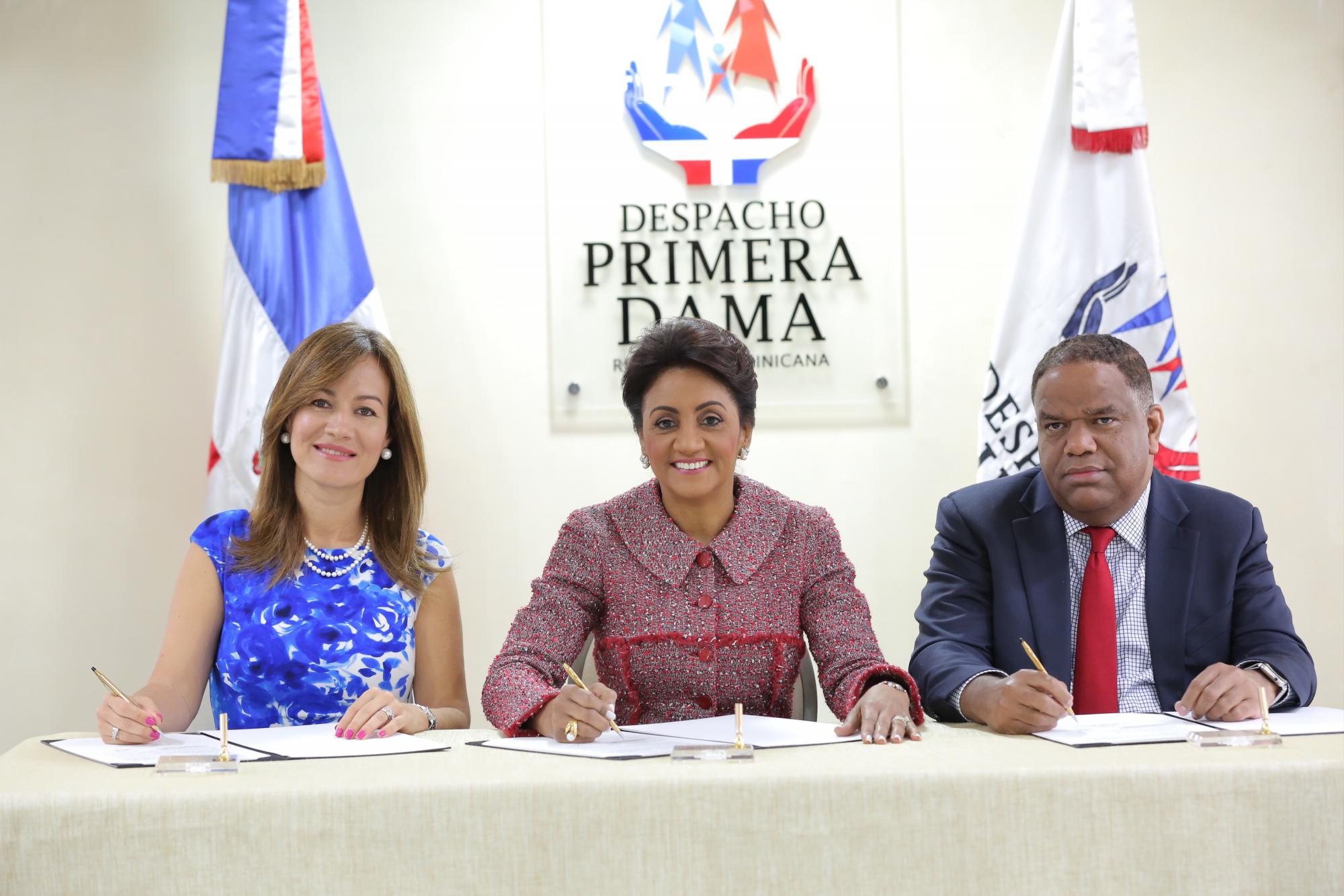 En la imagen la firma del acuerdo Claudia Echeverry, Cándida Montilla de Medina y Danilo Díaz del Torneo Global de Tenis y el Congreso Global de Atletas de Olimpiadas Especiales.