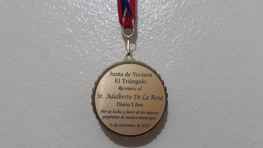 Junta de vecinos de Alma Rosa reconoce aportes de periodista de Diario Libre