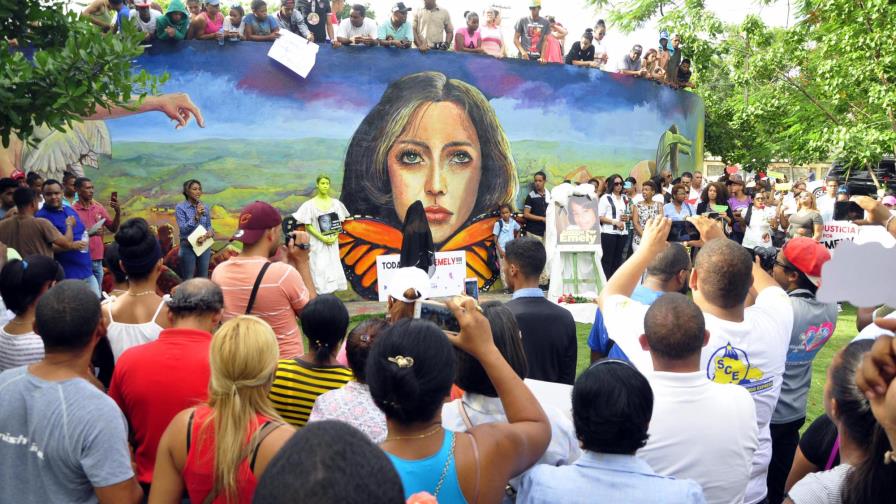 Revisarán hoy la coerción a acusados asesinato de Emely Peguero
Revisan coerción a acusados asesinato de Emely Peguero Revisarán hoy la coerción a acusados asesinato de Emely Peguero
Revisan coerción a acusados asesinato de Emely Peguero