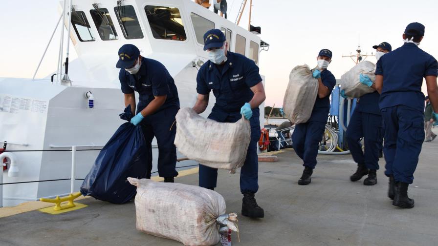 EE.UU. arresta a tres personas y decomisa una tonelada de cocaína en costas dominicanas