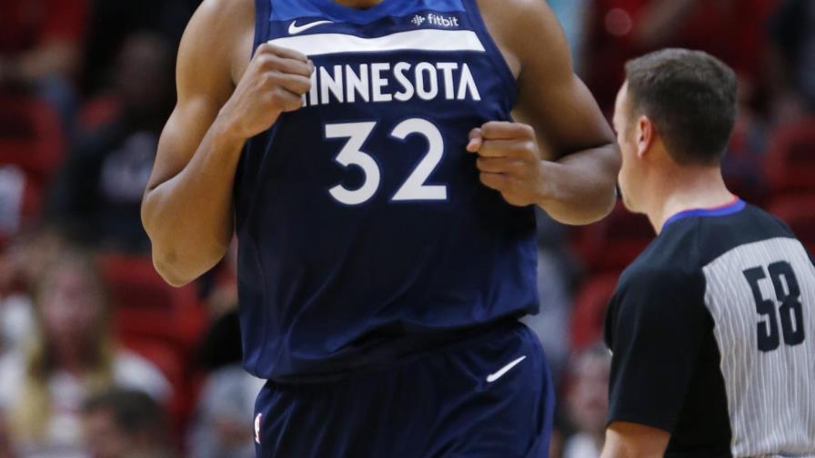 Howard le ganó la batalla a Towns, que terminó con 18 puntos y 12 rebotes