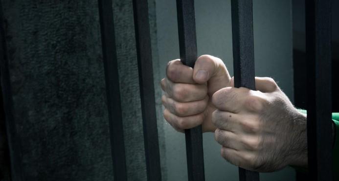 Presunto pandillero dominicano es acuchillado en la cárcel mientras hablaba por teléfono