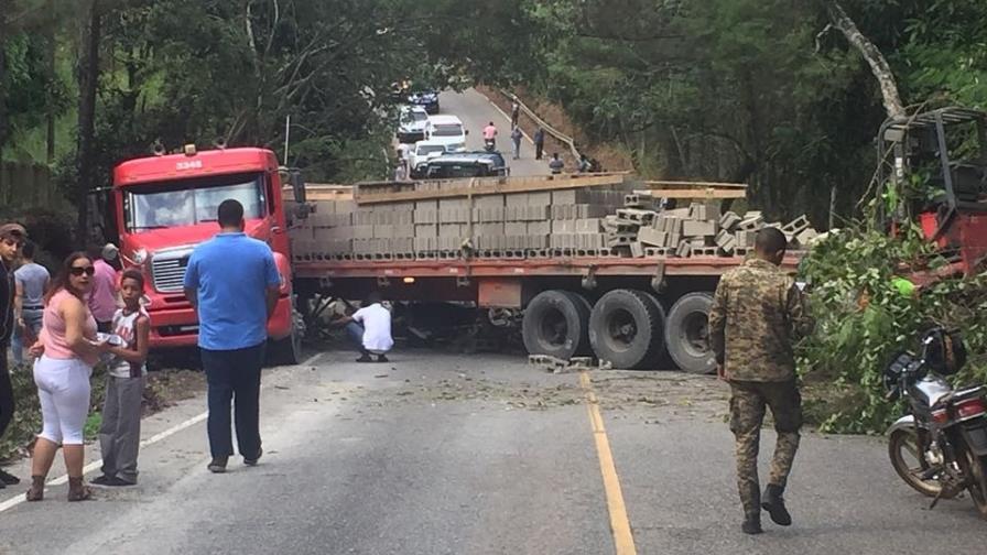Patana se vuelca y obstruye el tránsito en la carretera La Vega-Jarabacoa