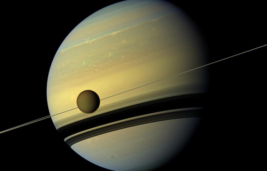 Gases raros desencadenaron un vórtice polar en Titán, según un estudio