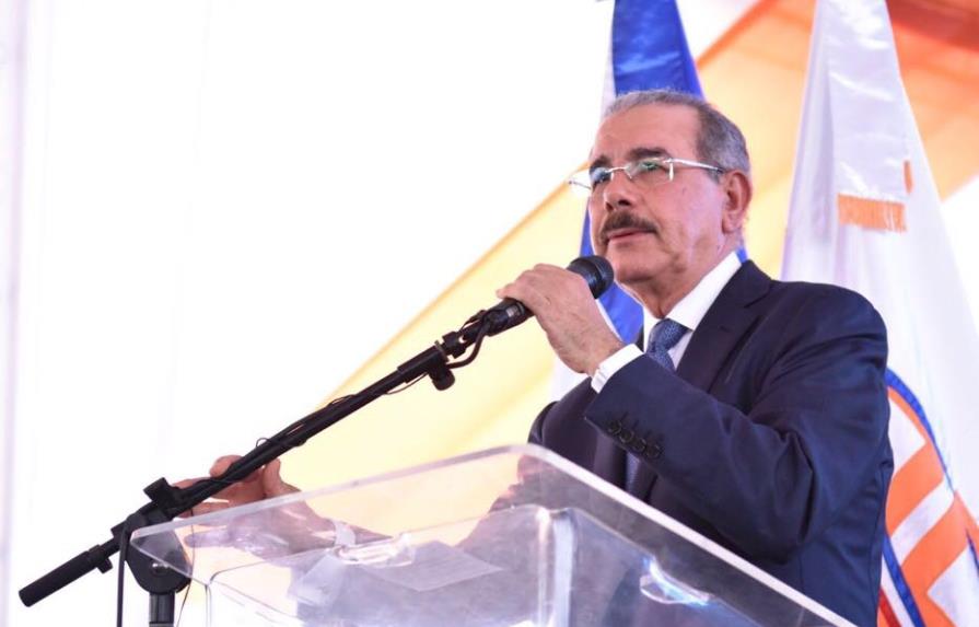Presidente Medina habla en Azua durante entrega de carretera