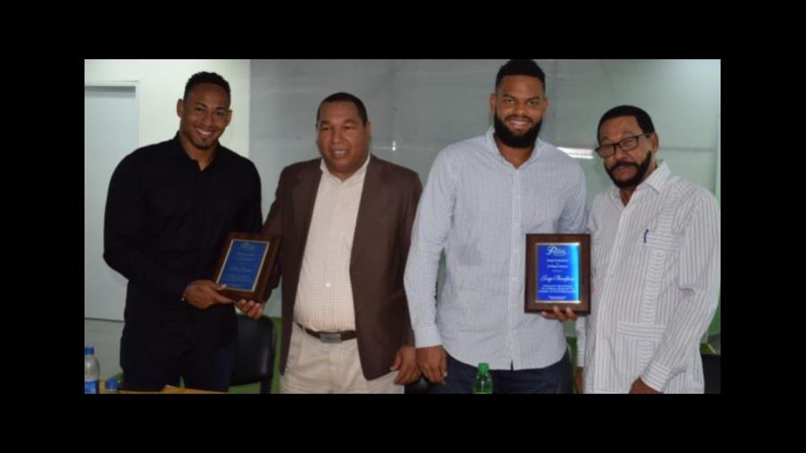 Águilas y Licey comparten premiación en Mega Pelotero