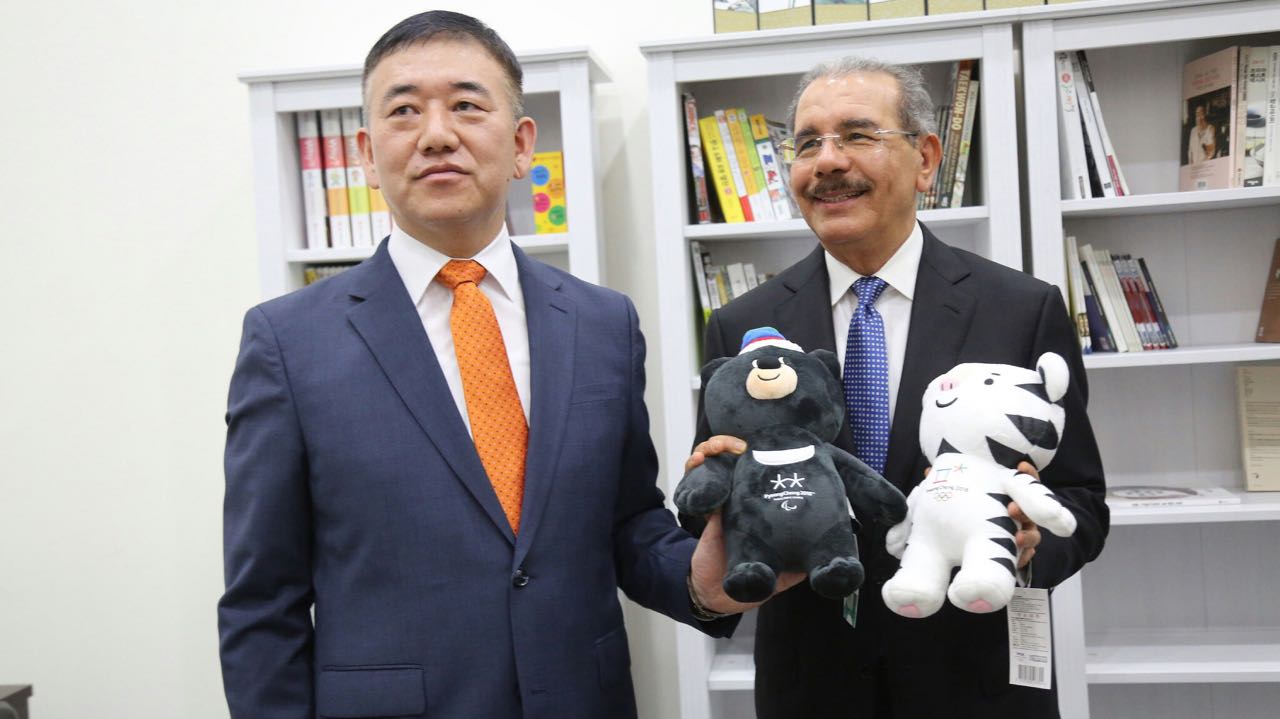 Peluches de las mascotas oficiales de los Juegos Olímpicos de Pyeongchang 2018.