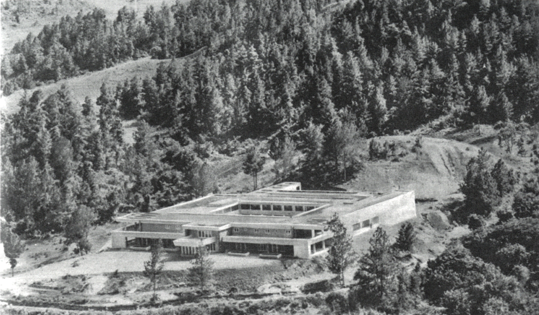Vista panorámica de la construcción del Hotel Nueva Suiza.