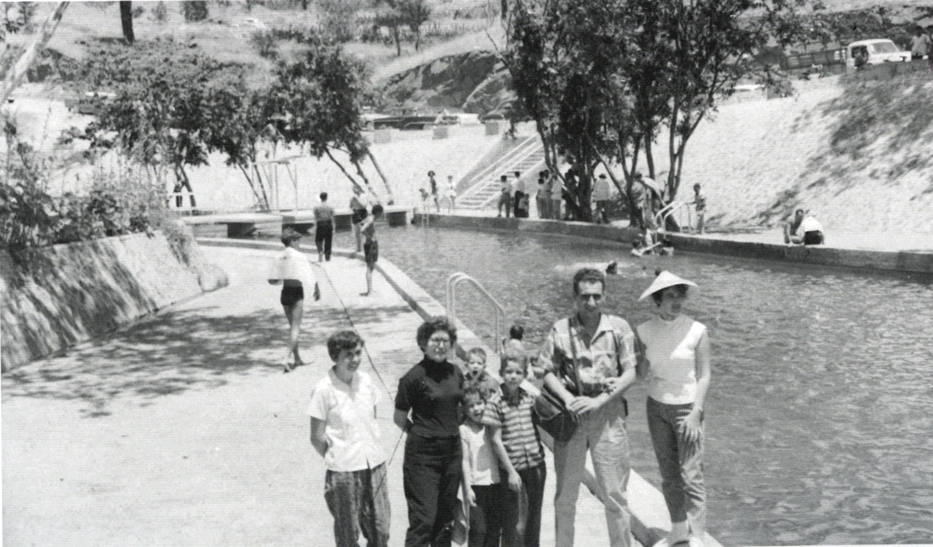 Familias disfrutan del área de la piscina del Nueva Suiza, tras su inauguración. 