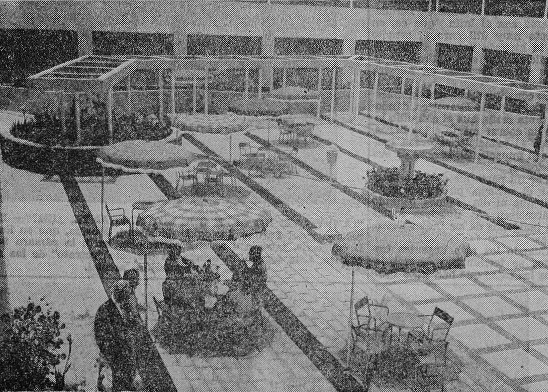 Imagen el patio del hotel Nueva Suiza, publicada por el periódico El Caribe un día después de su inauguración.