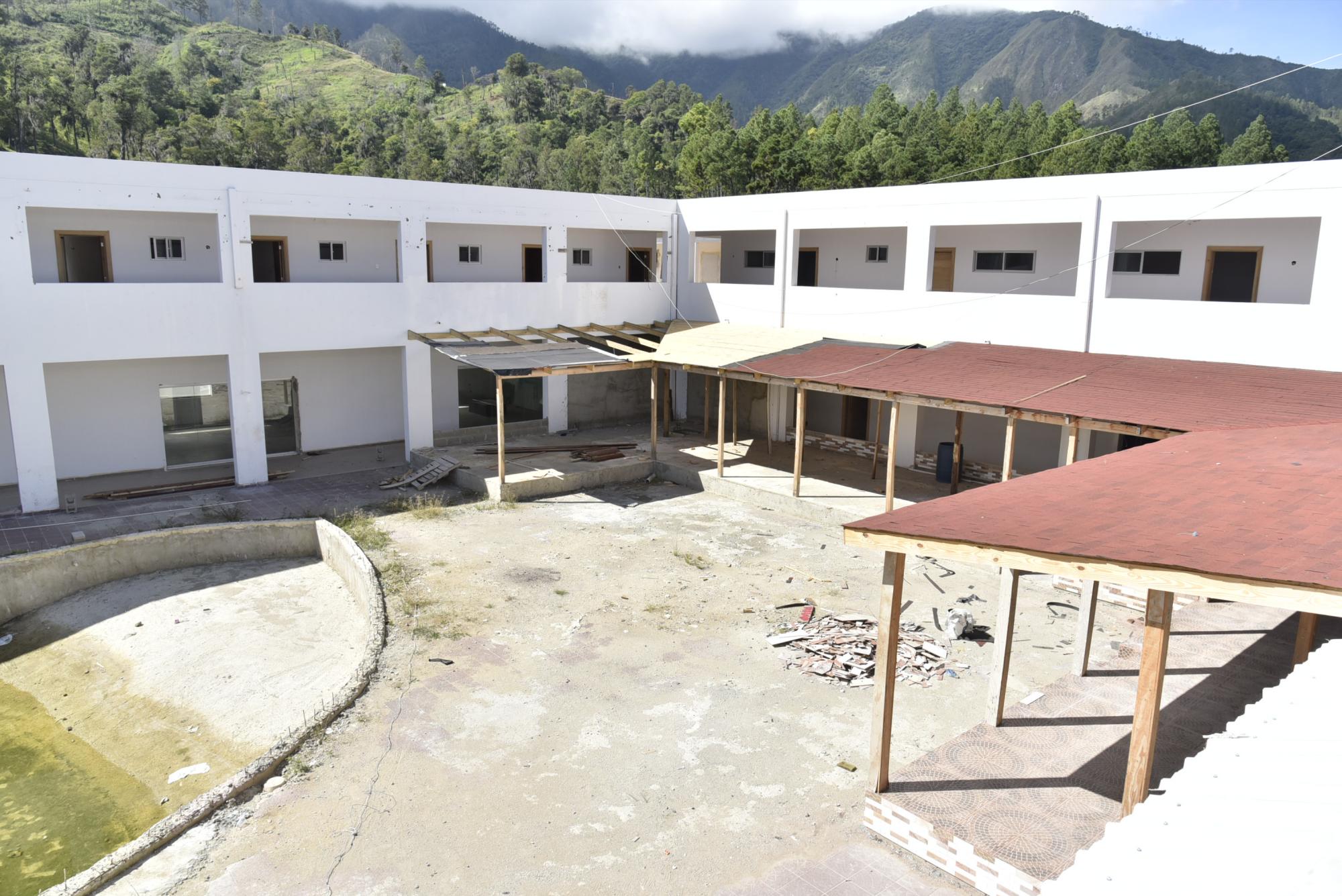 Imagen actual del patio y la piscina del hotel.