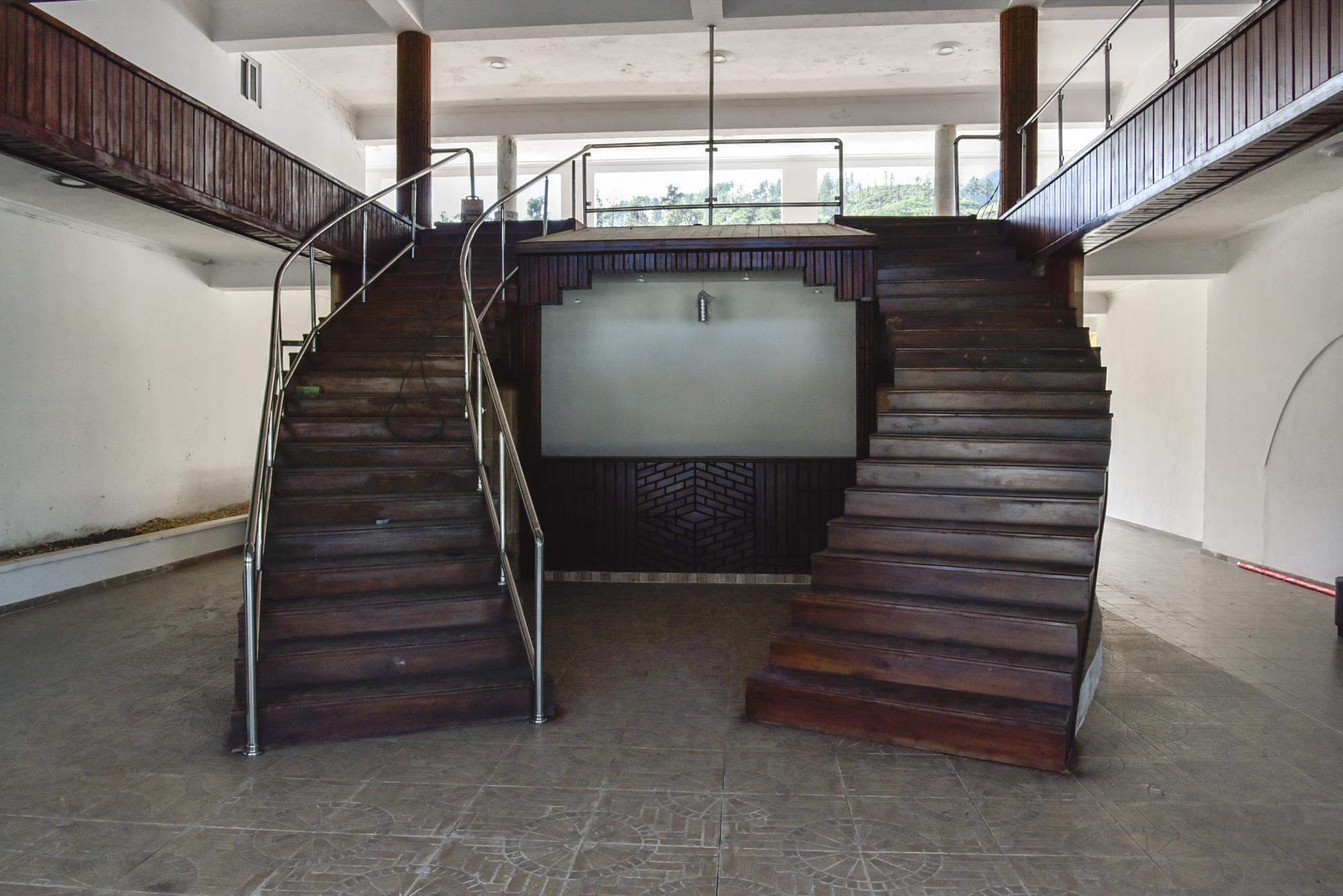 Nuevo diseño en madera de las escaleras del hotel