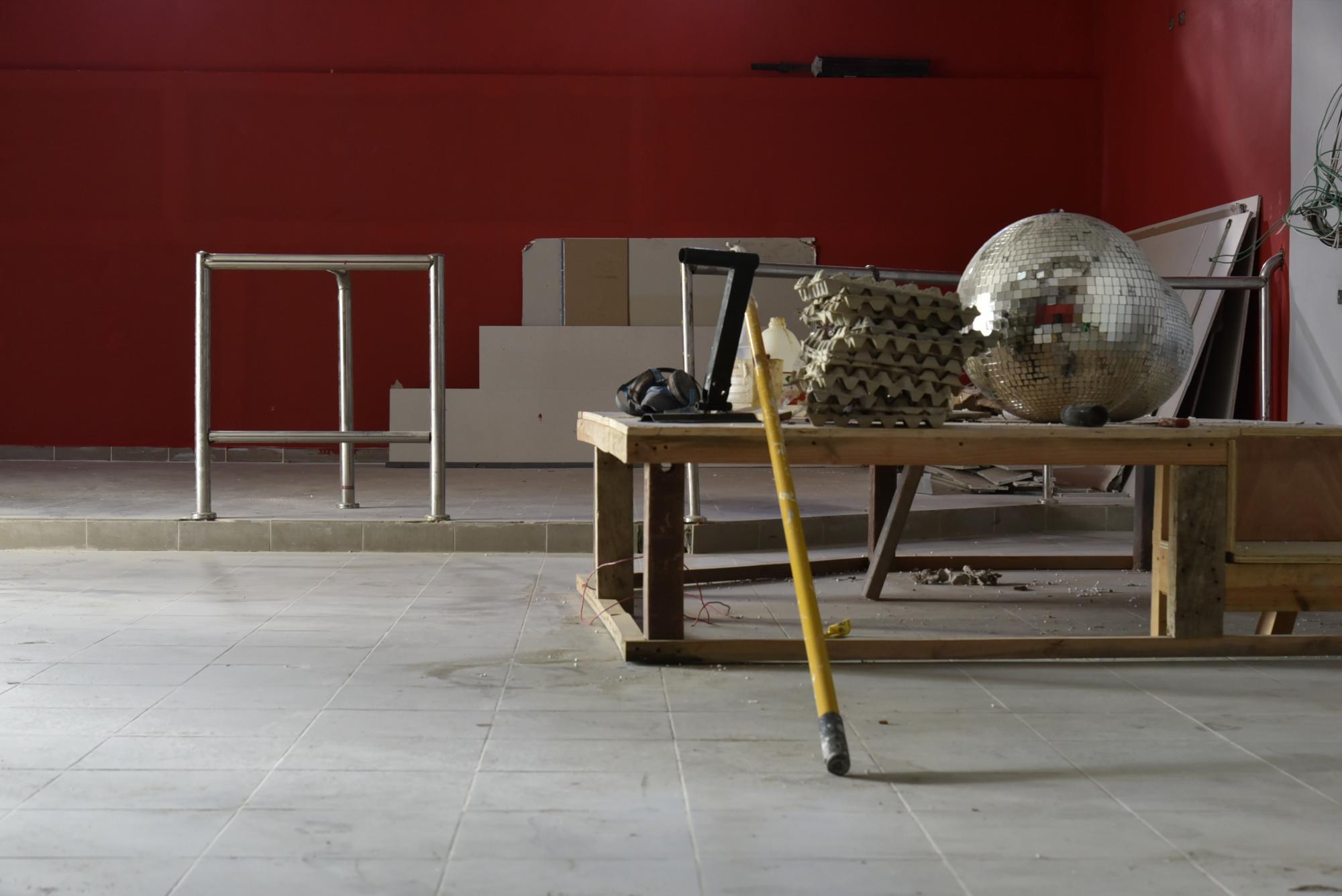 Los promotores dan los toques finales al área de la discoteca del Nueva Suiza.