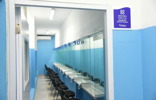 Cárcel de la Fiscalía, como en las películas, con cabina de cristal para las visitas