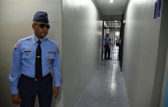 Cárcel de la Fiscalía, como en las películas, con cabina de cristal para las visitas