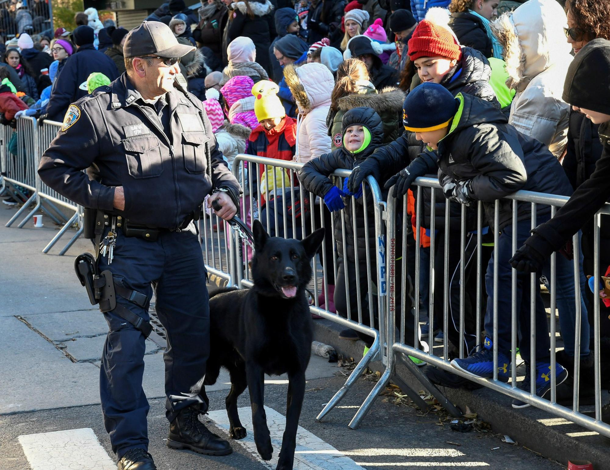 Un agente de la brigada canina de la policía, vigila la zona durante el 93º desfile anual de Acción de Gracias en Nueva York, EEUU, hoy, 23 de noviembre de 2017. 