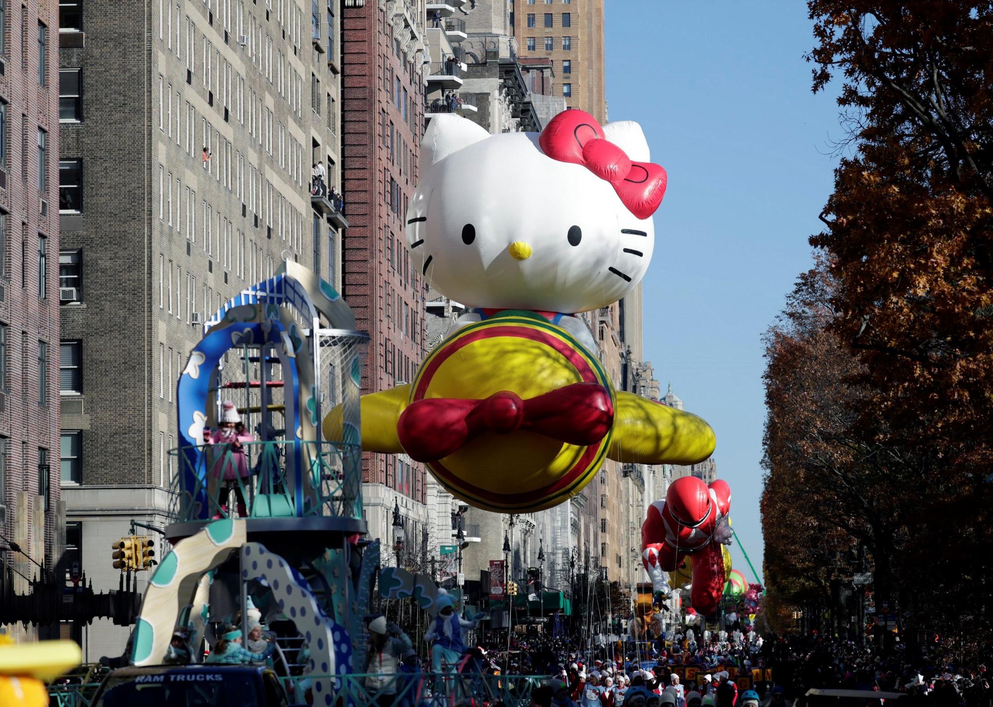 El globo del personaje animado 'Hello Kitty' flota en pleno Central Park, durante el 93º desfile anual de Acción de Gracias en Nueva York.