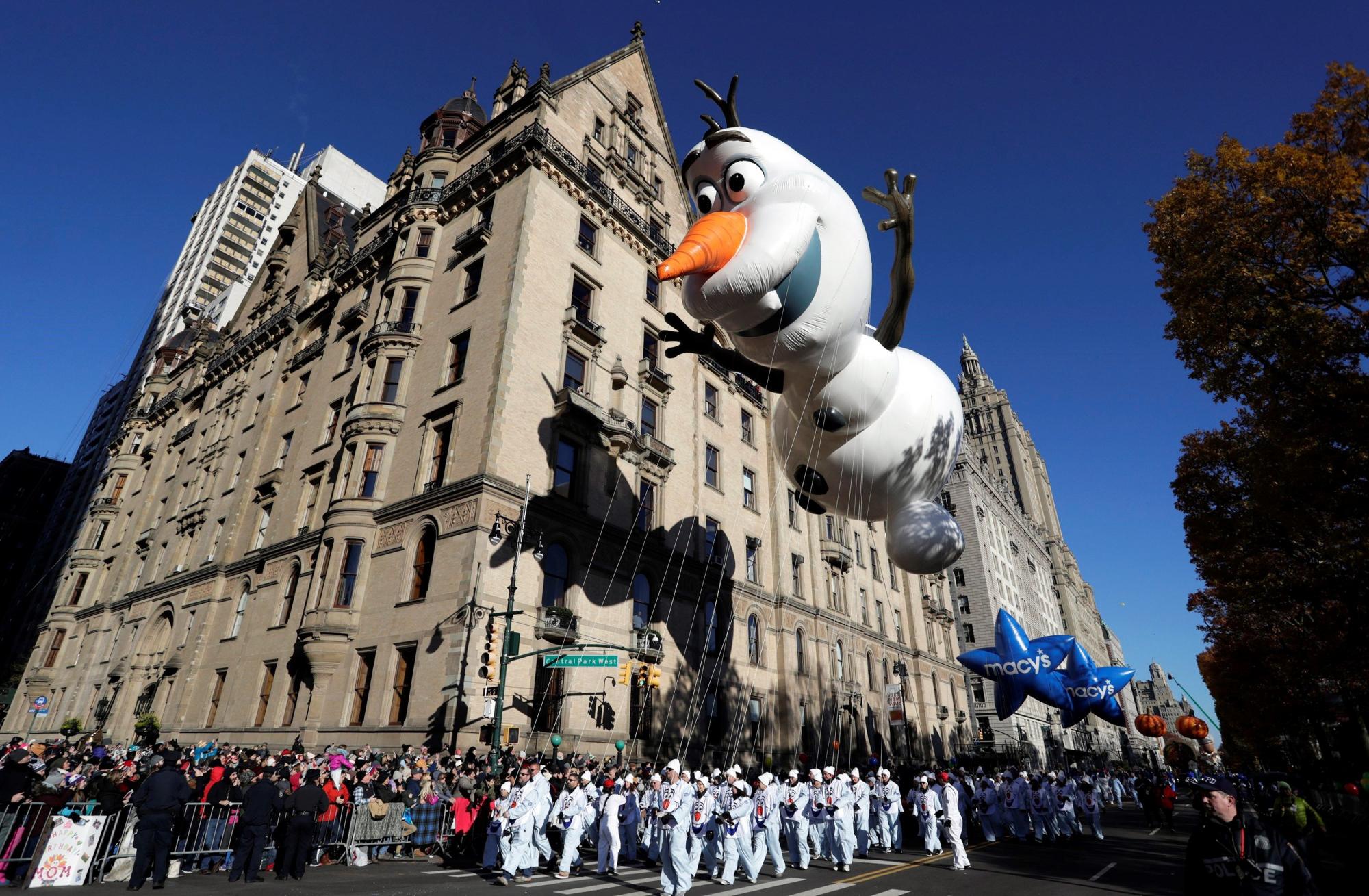 El globo del personaje animado 'Olaf' de la animación 'Frozen' flota en pleno Central Park, durante el 93º desfile anual de Acción de Gracias en Nueva York.
