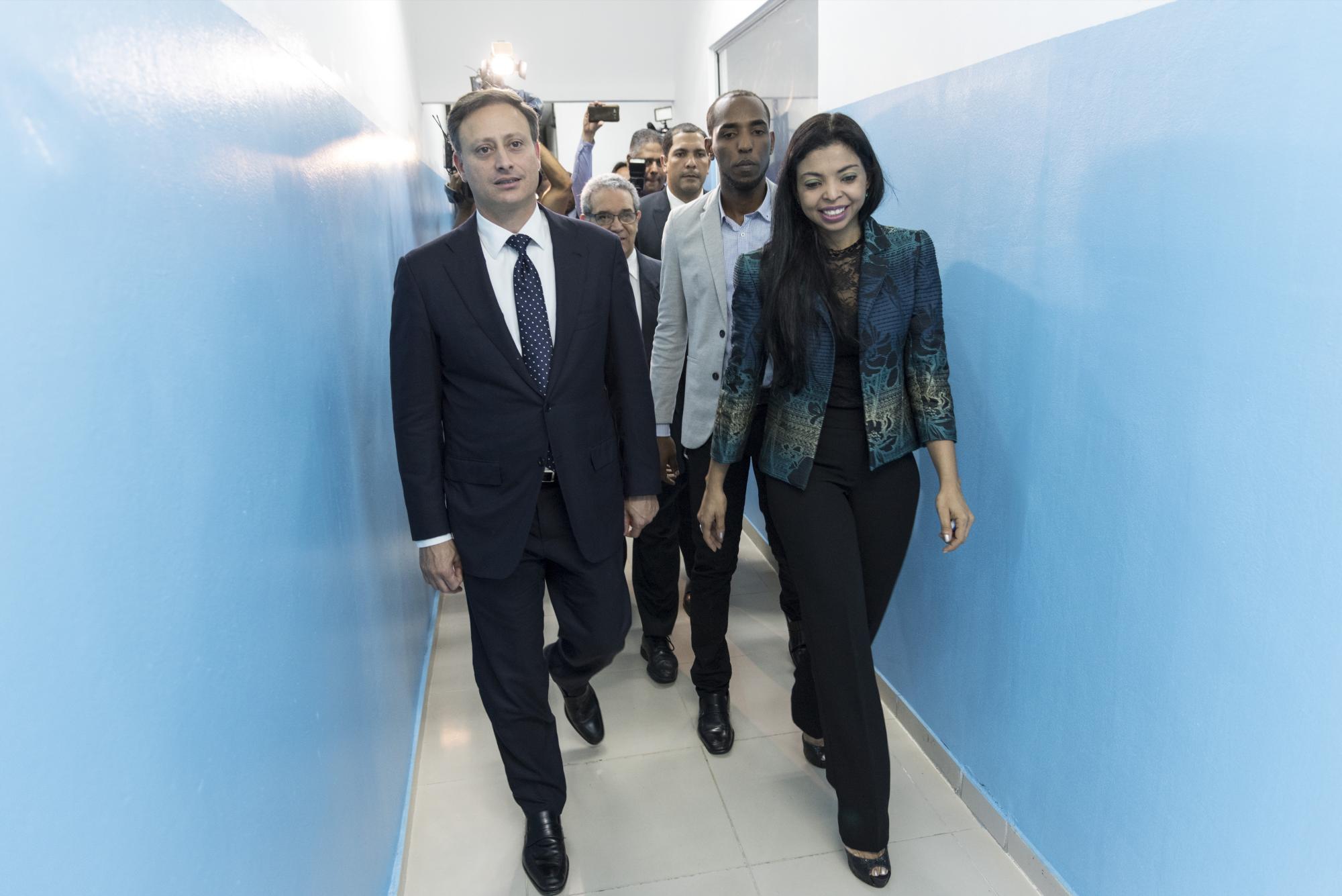 Autoridades mientras caminan por los pasillos de la cárcel preventiva.