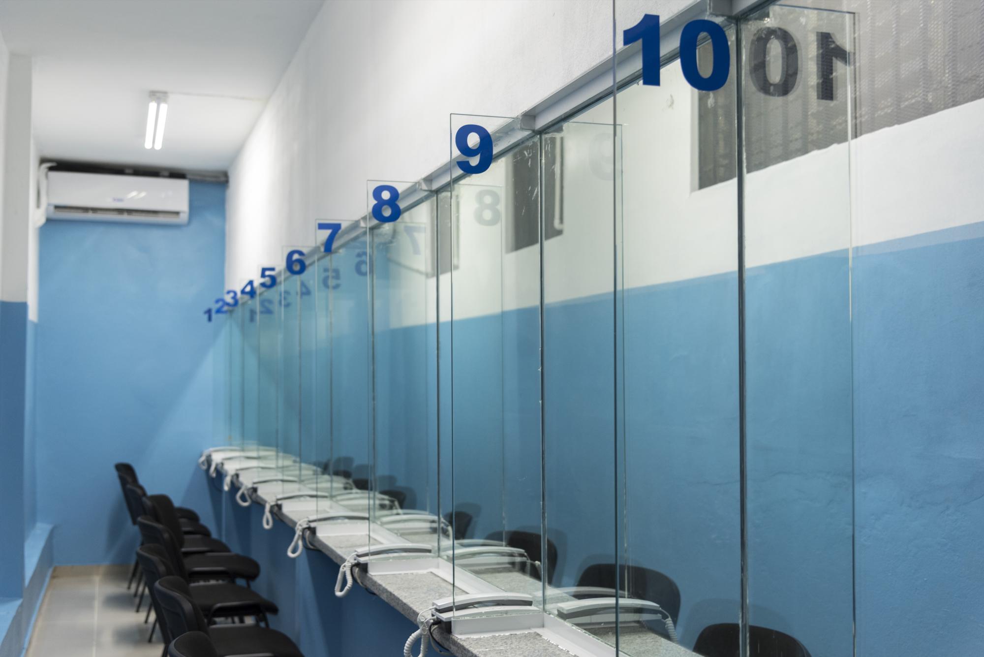 La medida de evitar el contacto físico es para evitar que entre drogas y armas a las celdas preventivas.