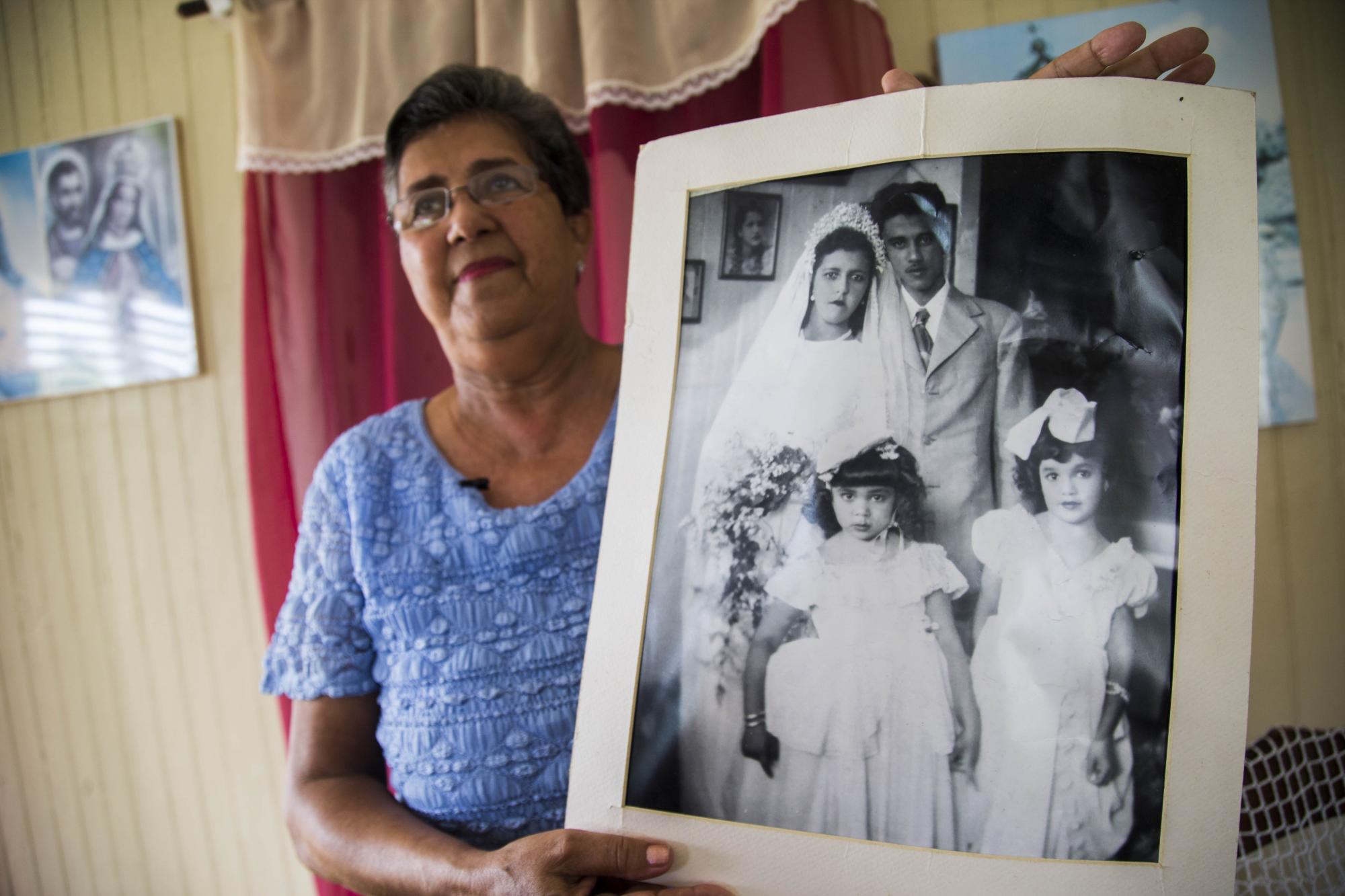 La única hija de Rufino de la Cruz muestra una foto de sus padres el día de su boda, el 18 de diciembre de 1948.