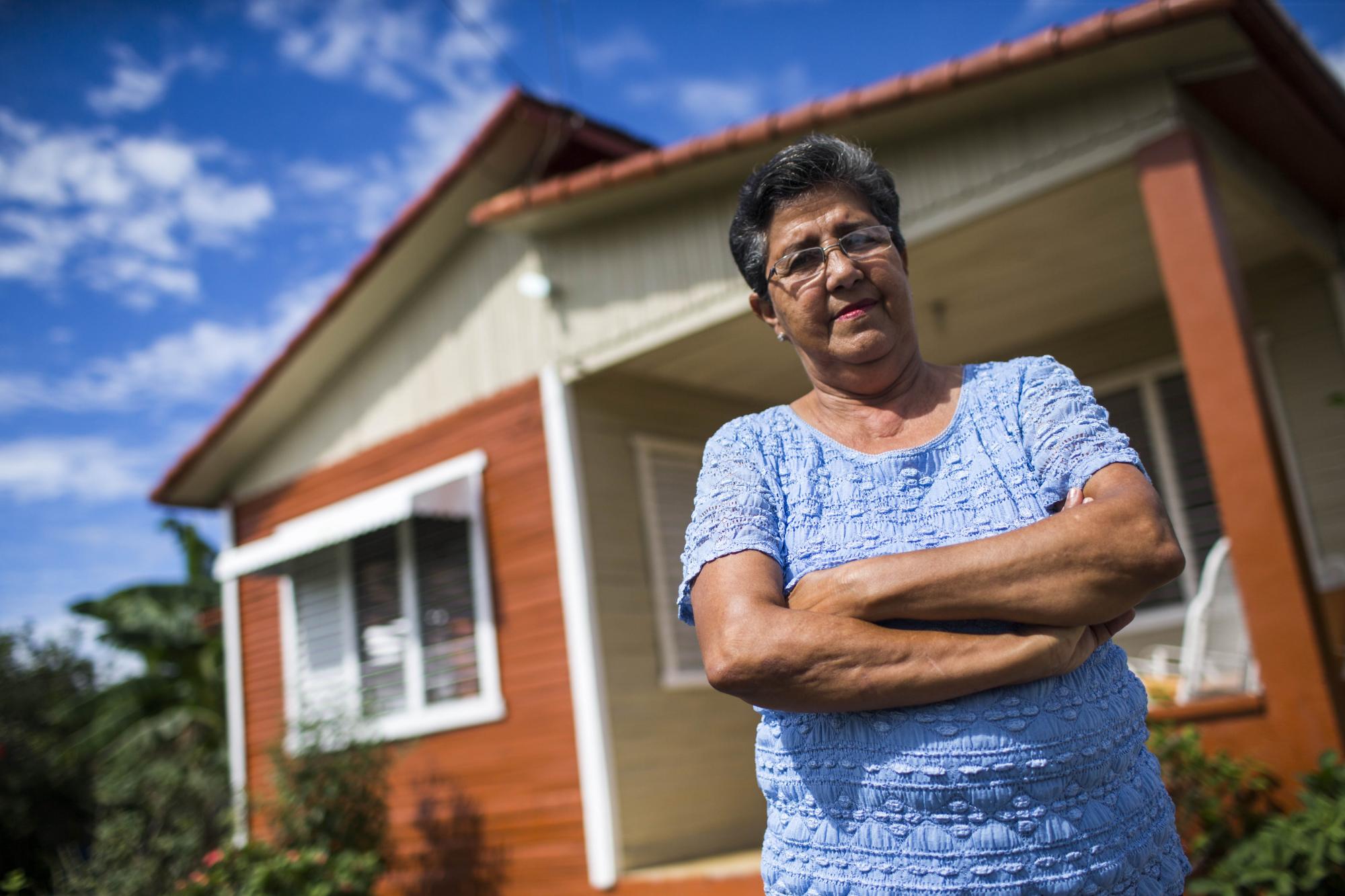Miledys de la Cruz González vive en la casa que construyó su papá, cuando se casó con su madre en diciembre de 1948. Dos años después nació ella.