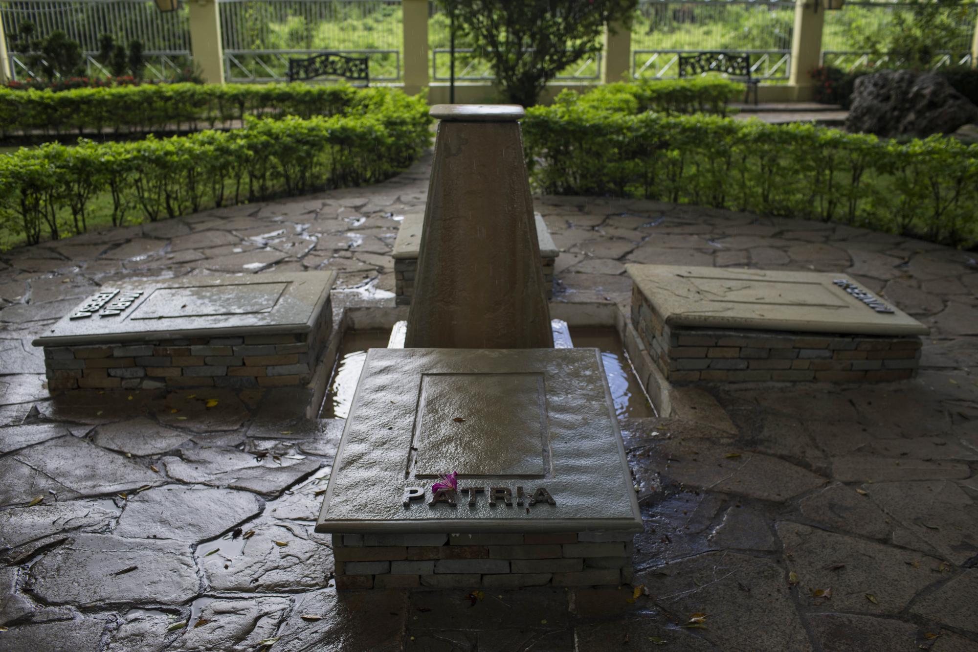 Las tumbas de las hermanas Minerva, Patria y María Teresa Mirabal Reyes y del esposo de la primera, Manuel Aurelio Tavárez Justo, en los terrenos del museo de Las Hermanas Mirabal. Fue declarado por decreto extensión del Panteón Nacional.