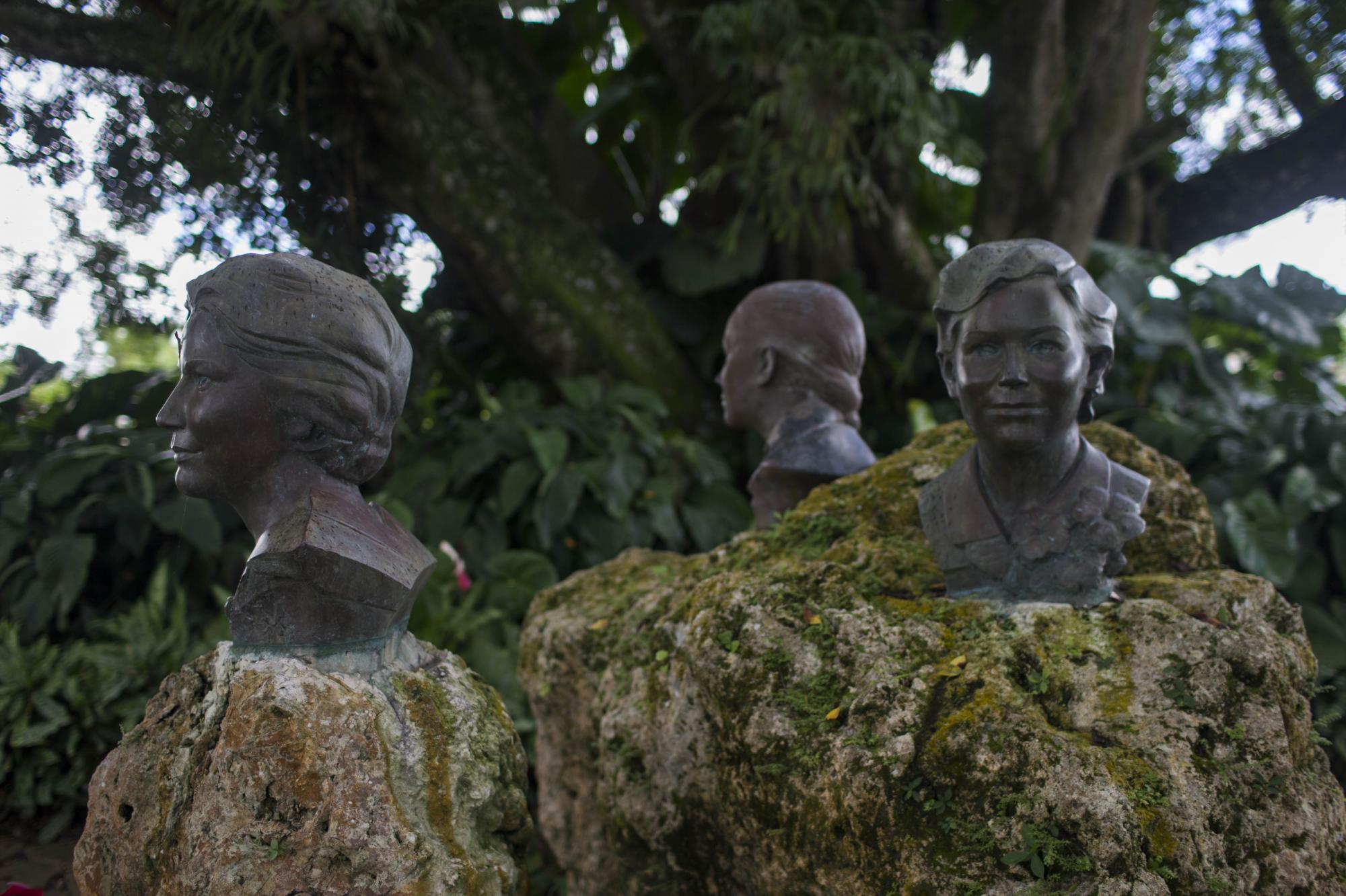 Los bustos de las tres heroínas en el museo de Las Hermanas Mirabal. El monumento también incluye un busto de Tavárez Justo.