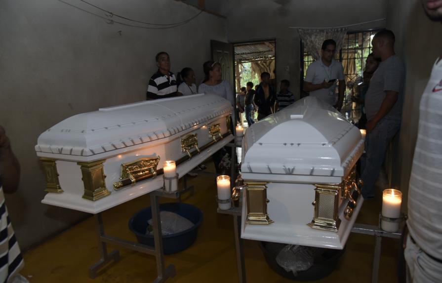 Con gran tristeza y dolor sepultaron hermanos en Salcedo