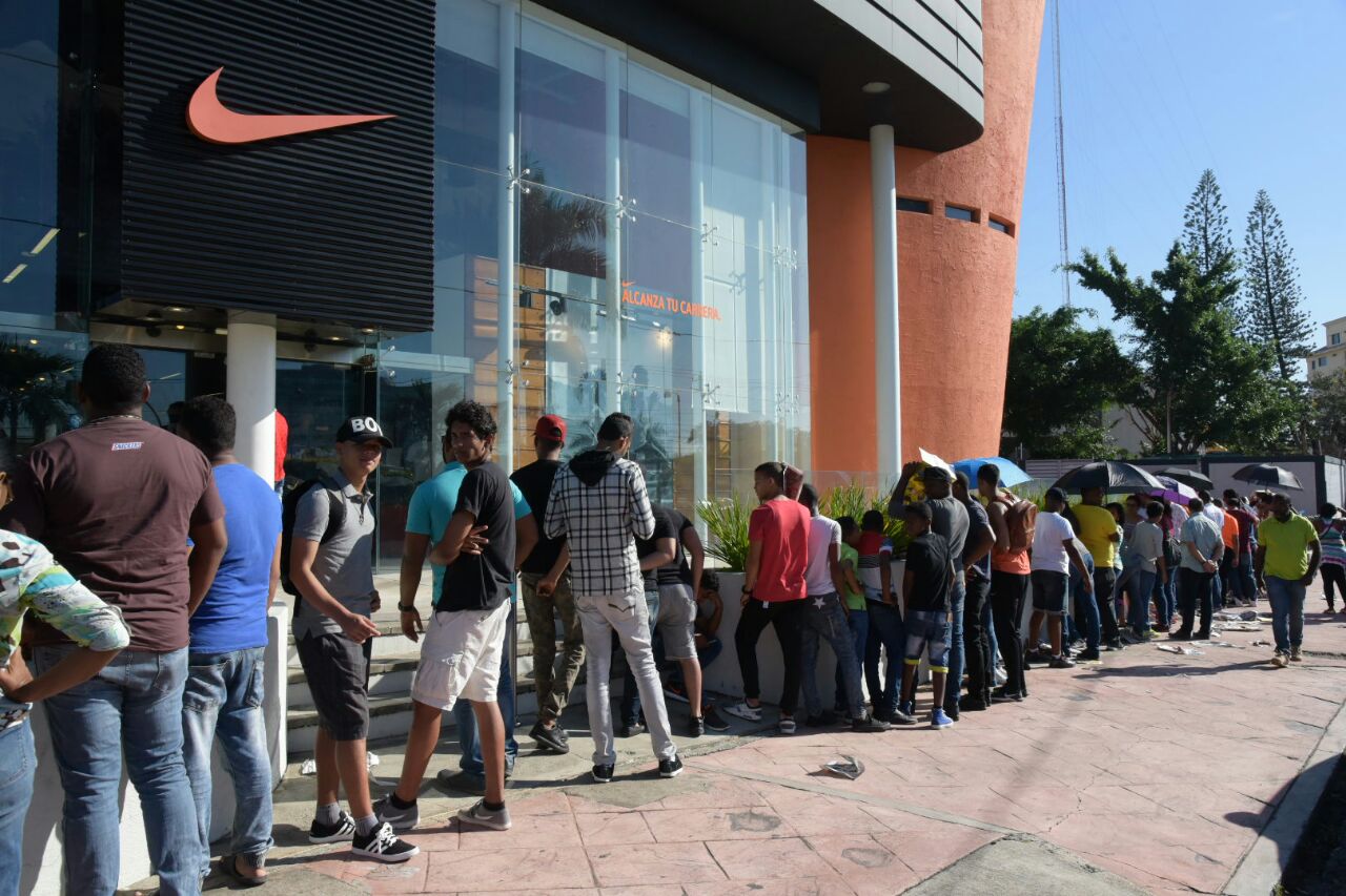 Los atractivos precios convocan a las personas hacia las tiendas, sin embargo, debido a que coincidencialmente hoy no hay docencia en las escuelas públicas los tapones no han sido peores.