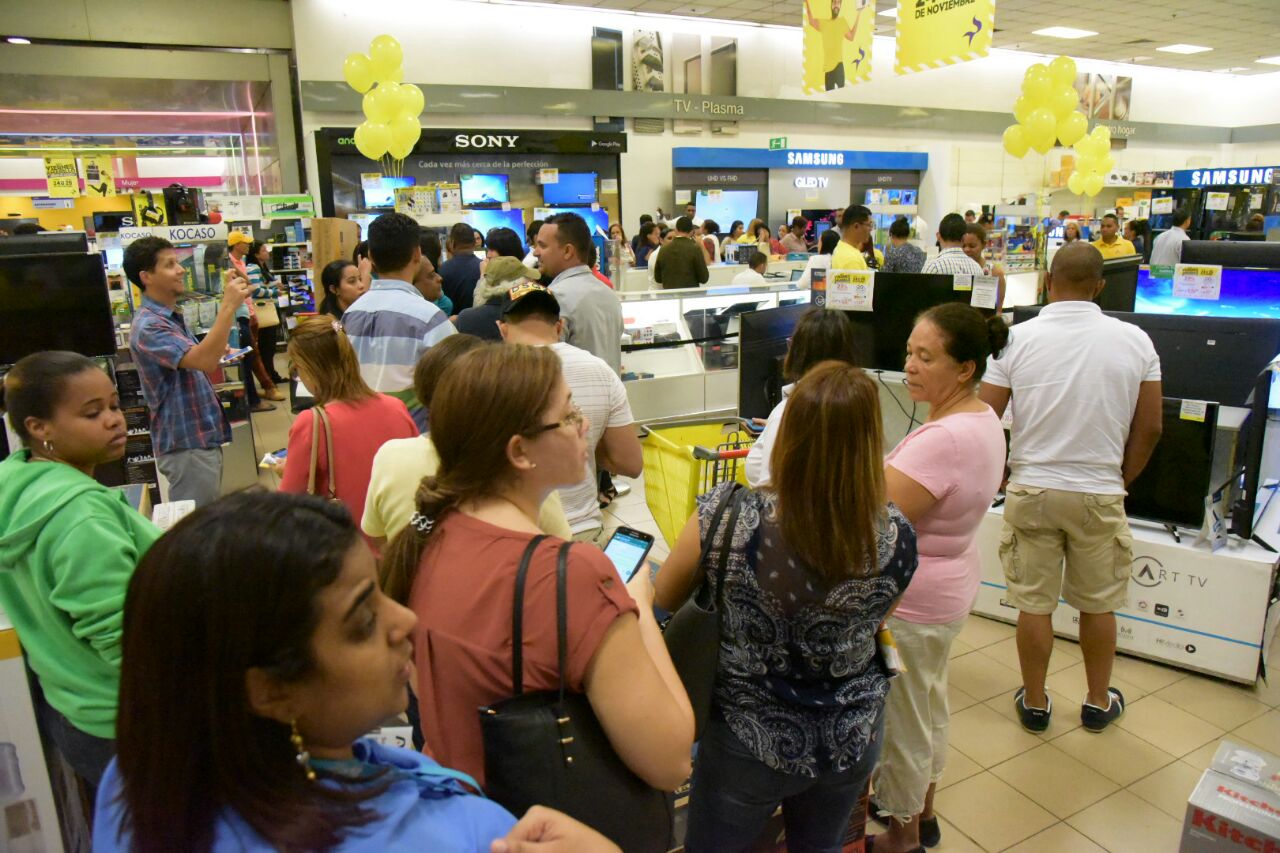 Los atractivos precios convocan a las personas hacia las tiendas, sin embargo, debido a que coincidencialmente hoy no hay docencia en las escuelas públicas los tapones no han sido peores.