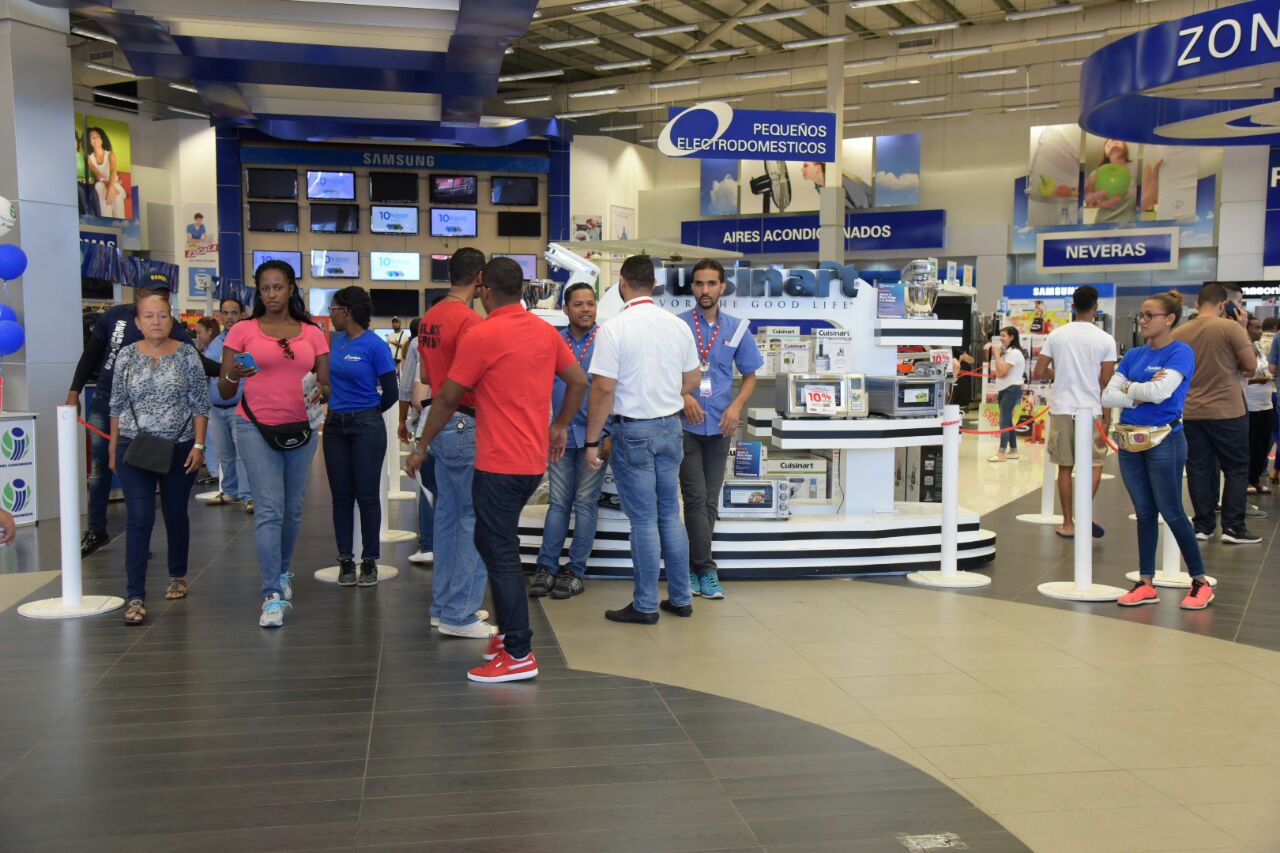 Los atractivos precios convocan a las personas hacia las tiendas, sin embargo, debido a que coincidencialmente hoy no hay docencia en las escuelas públicas los tapones no han sido peores.
