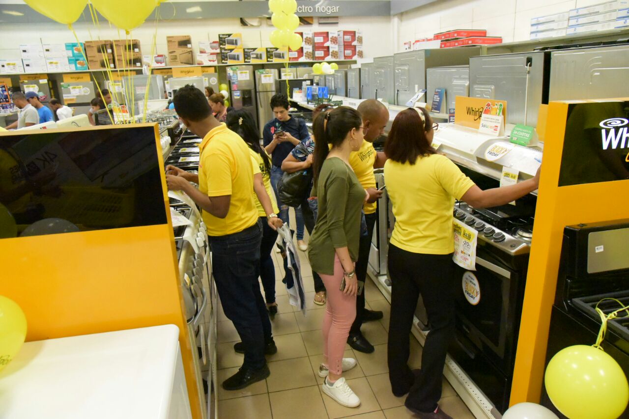 Los atractivos precios convocan a las personas hacia las tiendas, sin embargo, debido a que coincidencialmente hoy no hay docencia en las escuelas públicas los tapones no han sido peores.