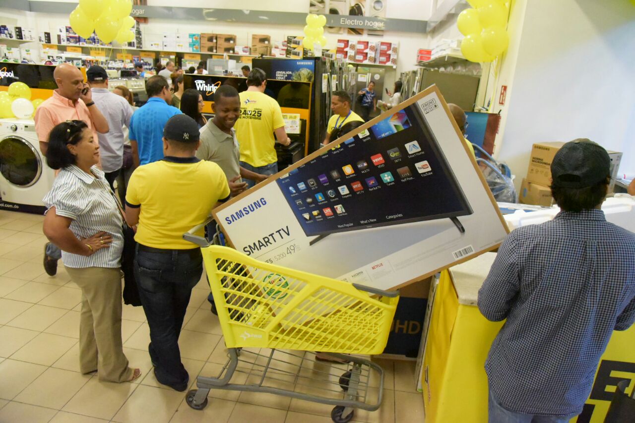 Los atractivos precios convocan a las personas hacia las tiendas, sin embargo, debido a que coincidencialmente hoy no hay docencia en las escuelas públicas los tapones no han sido peores.