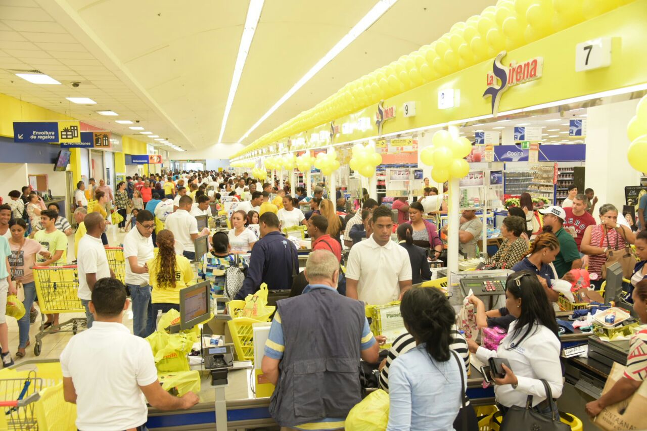 Personas en el Multicentro Churchill aprovechando el llamado “viernes amarillo”. 