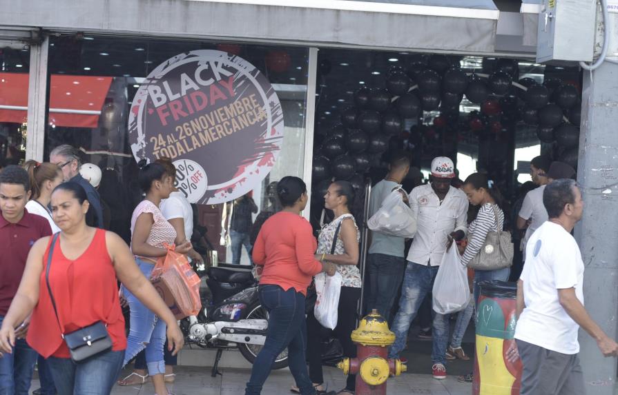 Comercios de Santiago extienden rebajas del Viernes Negro