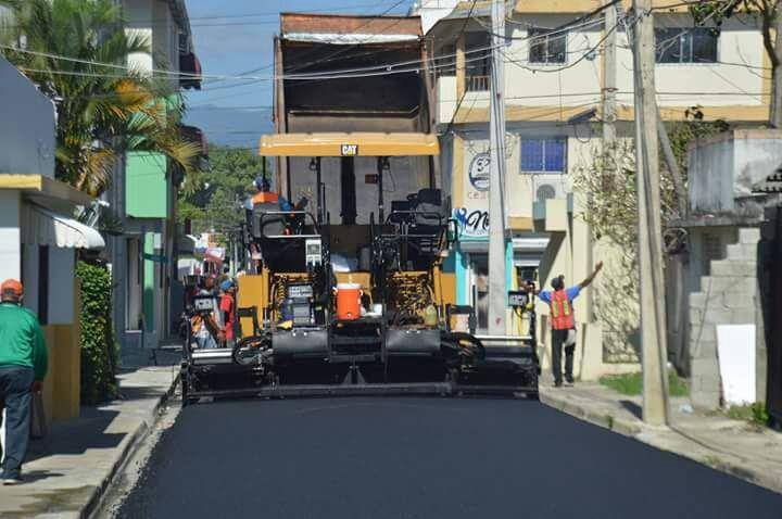 Gobierno Central asfalta calles del casco urbano Moca