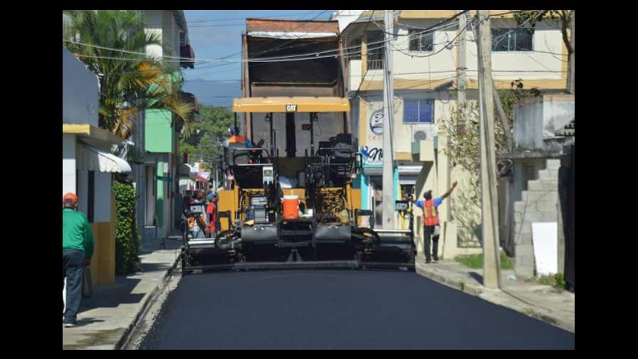 Gobierno Central asfalta calles del casco urbano Moca