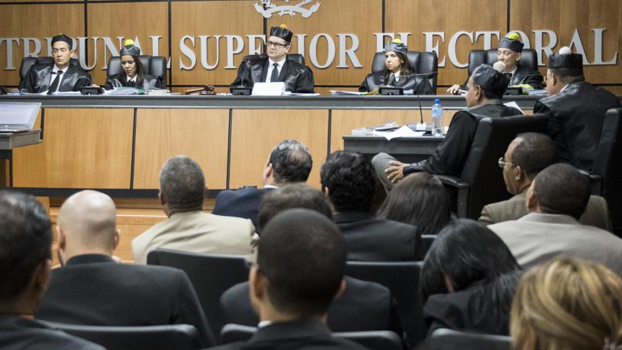 Perredeístas interponen recurso de amparo contra reforma estatutaria Perredeístas interponen recurso de amparo contra reforma estatutaria