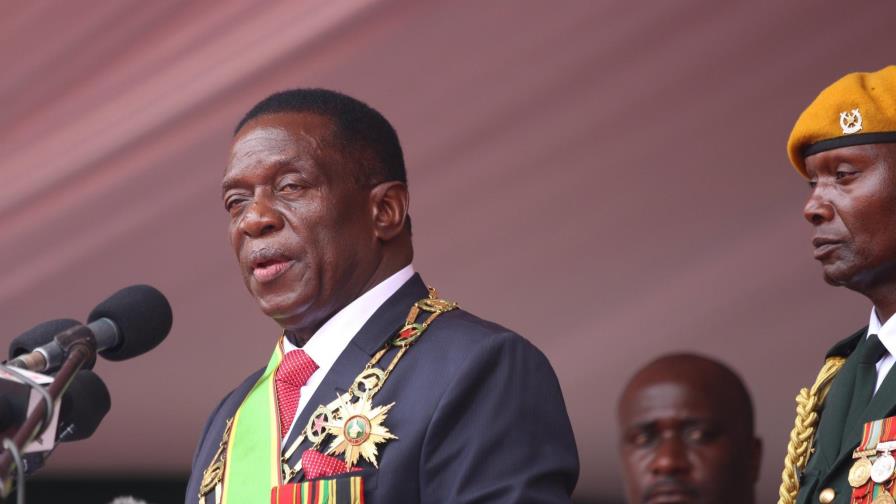 Zimbabue celebra con cautela la investidura de su nuevo presidente