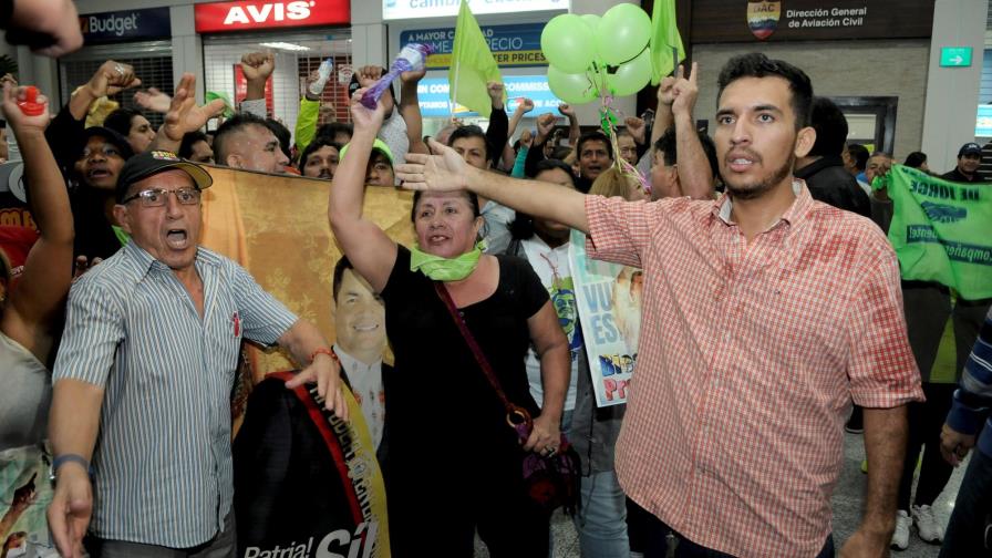 El regreso de Correa a Ecuador tras 4 meses provoca tumultos en aeropuerto