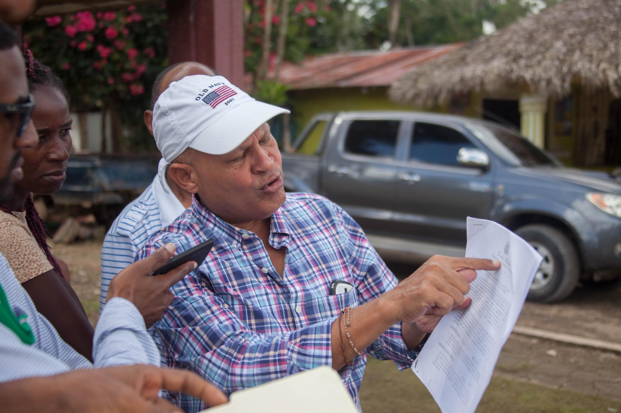 Uno de los dirigentes comunitarios presenta decreto 268-16 del Poder Ejecutivo que impide venta de terrenos propiedad del CEA. Dicen ese decreto los ampara.